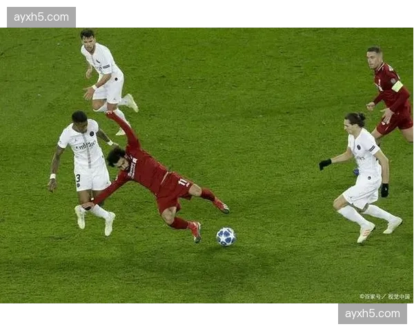 斯卡利破门后狂奔庆祝，门兴主场取得关键领先